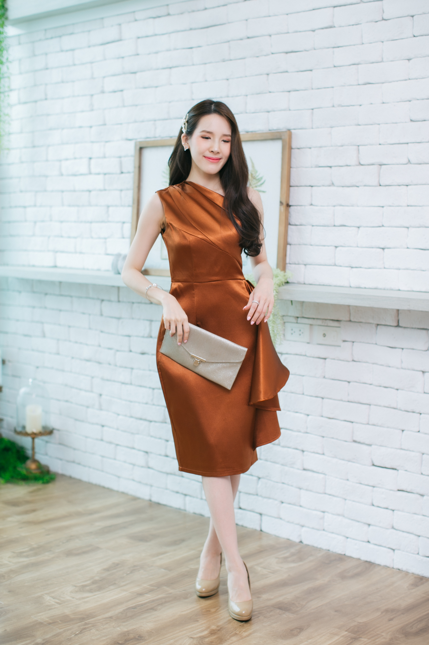 ชุดราตรีสั้นสีน้ำตาลอิฐ ไหล่เฉียง ทรงเข้ารูป เอวแต่งระบาย