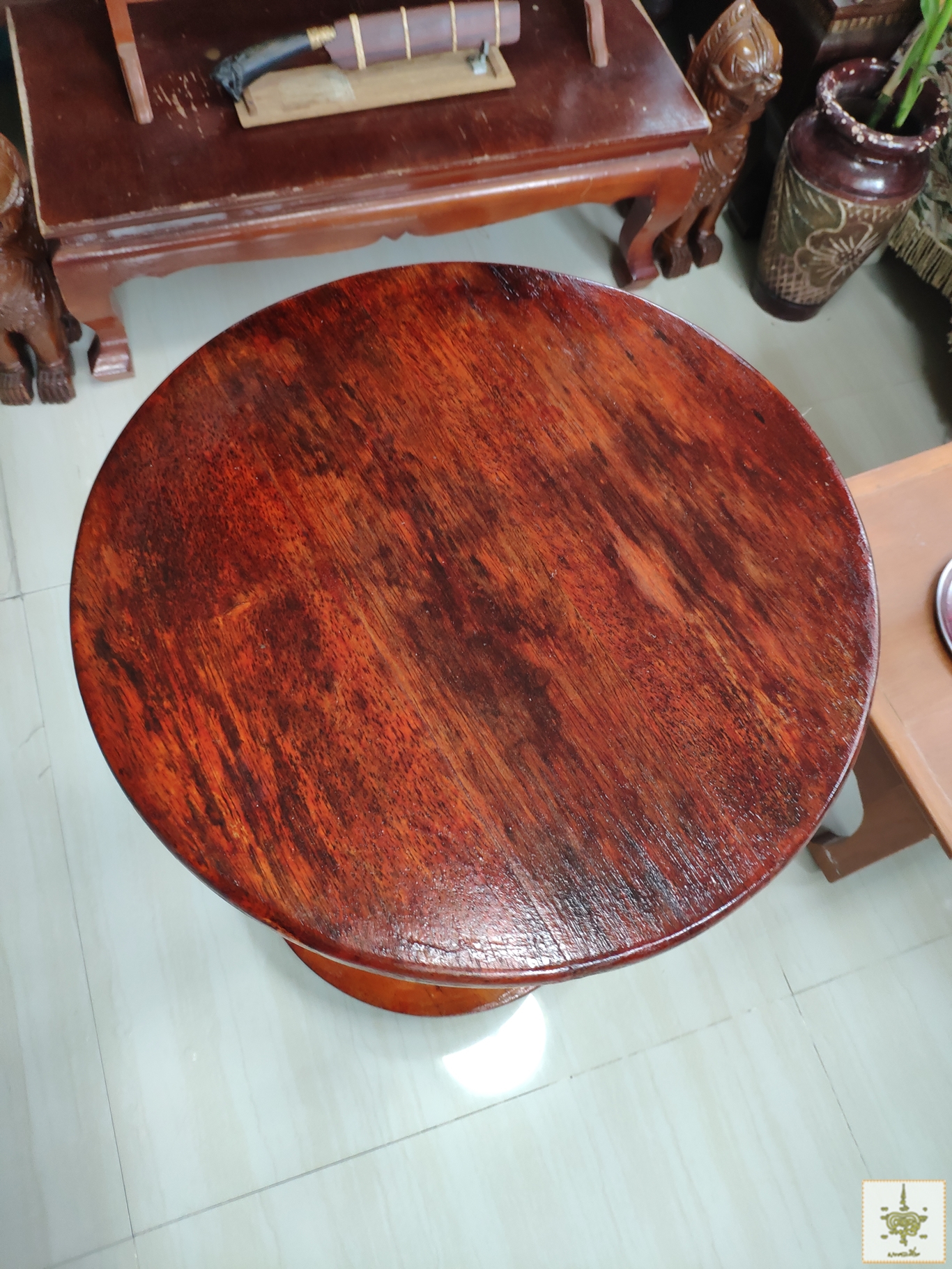 โต๊ะกลมไม้