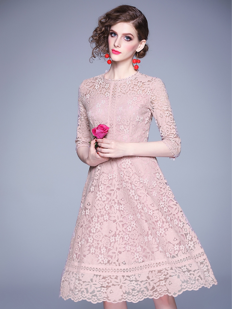 ชุดเดรสลูกไม้สีชมพู แขนสามส่วน กระโปรงคลุมเข่า เรียบร้อยสวยหวาน ใส่ทำงาน ใส้ไปงานแต่ง