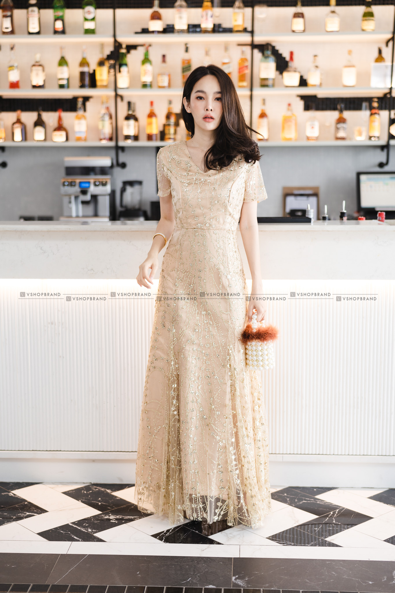 ชุดออกงานราตรียาวสีทอง ผ้ากากเพชรคริสตรัลระยิบระยับ แขนสั้น กระโปรงยาวทรงเอบาน แนวเรียบหรู สวยสง่า ดูแพง เหมาะสำหรับใส่ออกงานราตรี ไปงานแต่งกลางคืน