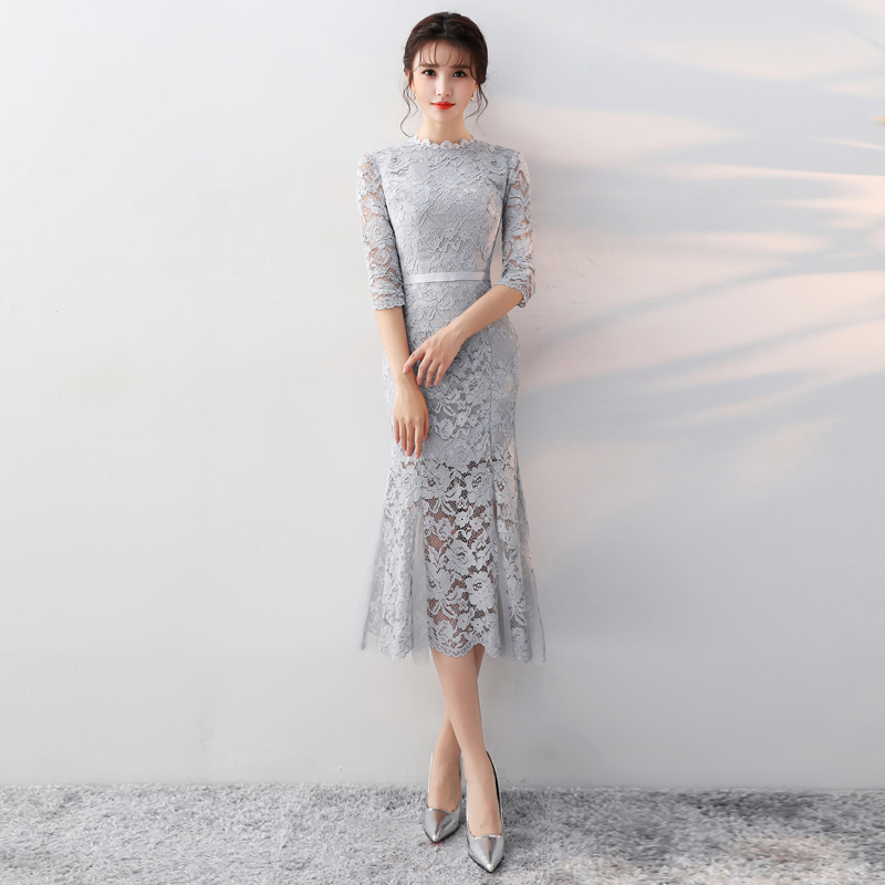 ชุดเดรสยาวสีเทา ผ้าลูกไม้ คอปีน แขนสามส่วน ทรงเข้ารูปกระโปรงทรงหางปลา