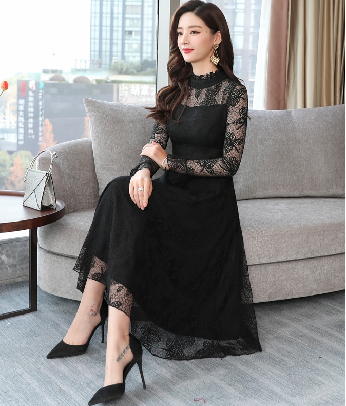 ชุดเดรสลูกไม้สีดำ คอระบาย แขนยาว กระโปรงยาวทรงบาน แนวเรียบหรู สวยสง่า ใส่ดูดีมากๆ