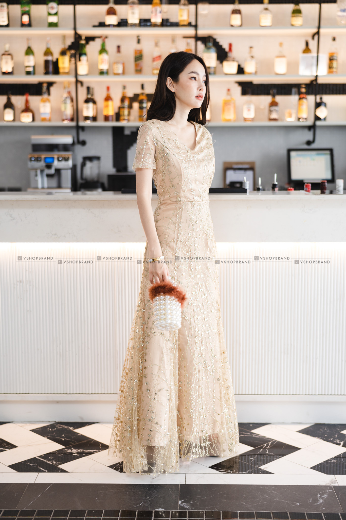 ชุดออกงานราตรียาวสีทอง ผ้ากากเพชรคริสตรัลระยิบระยับ แขนสั้น กระโปรงยาวทรงเอบาน แนวเรียบหรู สวยสง่า ดูแพง เหมาะสำหรับใส่ออกงานราตรี ไปงานแต่งกลางคืน