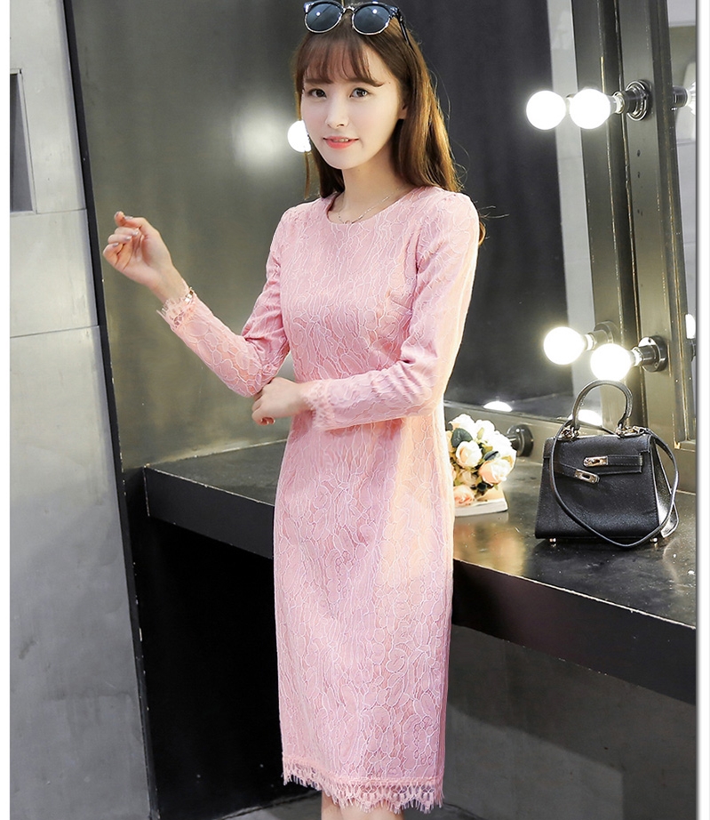 ชุดเดรสสั้นสีชมพู ผ้าลูกไม้ แขนยาว ทรงเข้ารูป