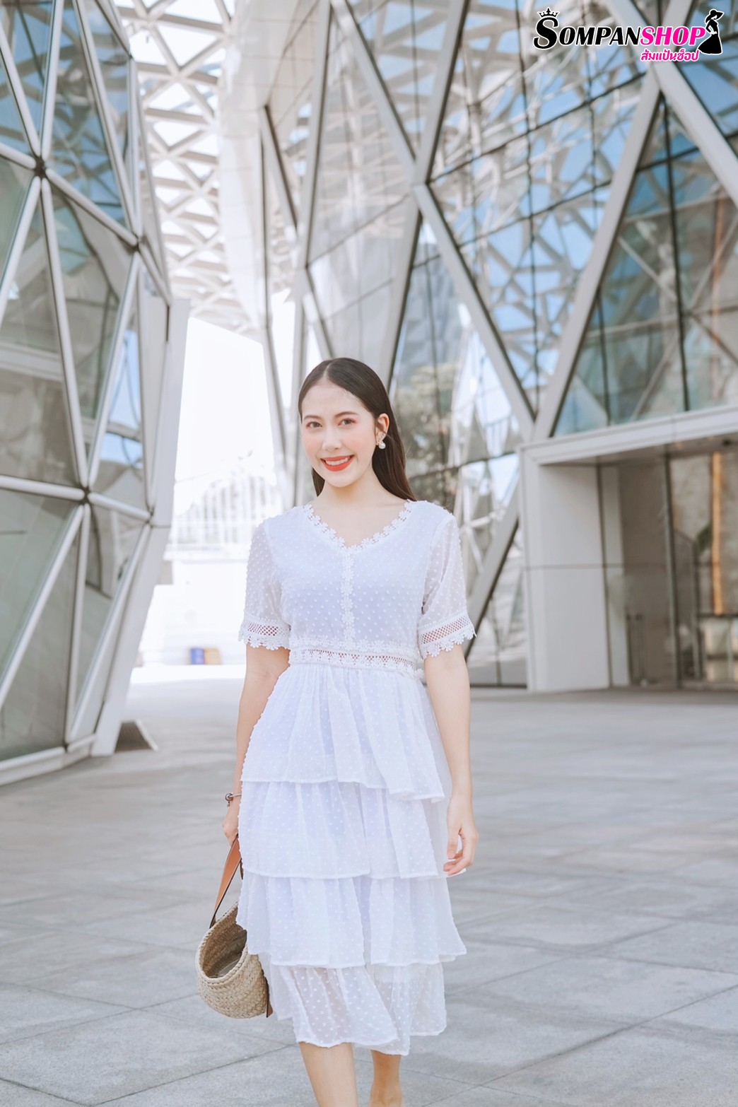 ชุดเดรสยาวสีขาว กระโปรงระบายเป็นชั้นๆ ลุคสวยหวาน น่ารักๆ สไตล์คุณหนู