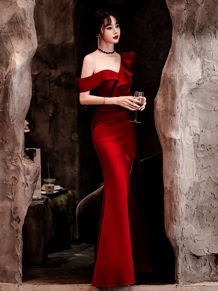 ชุดราตรียาวสีแดง ปาดไหล่แต่งระบาย กระโปรงผ่าหน้าทรงหางปลา เรียบหรูดูแพงสวยหรูดูดี