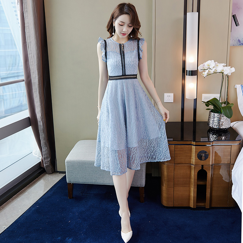 ชุดเดรสสั้นสีฟ้าเทา ผ้าลูกไม้ แนวสวยหวาน เรียบหรู