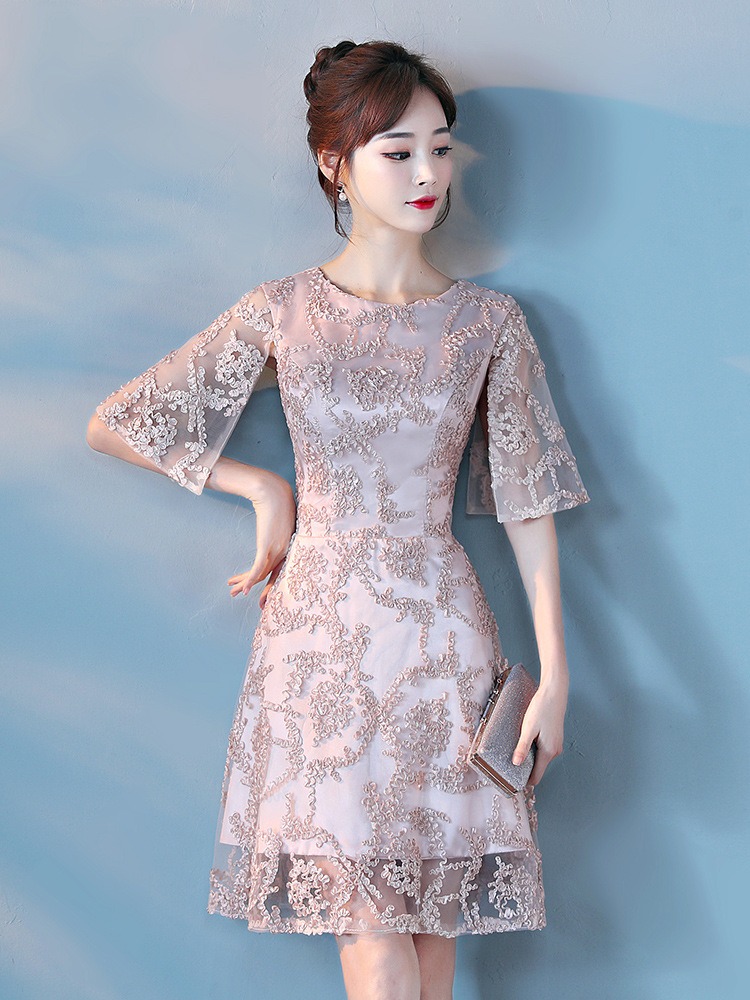 ชุดราตรีสั้นสีครีมเบจ ผ้าปักลายนูน แขนระบาย สไตล์เรียบหรูดูแพง สวยดูดี แบบสวยทันสมัย ใส่ออกงาน งานราตรี ไปงานแต่ง