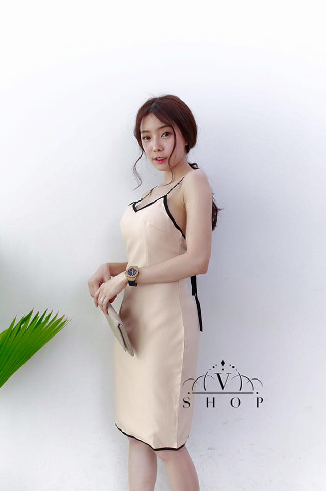 SALE ชุดเดรสสั้นสีครีม สายเดี่ยว แต่งขอบลูกไม่อย่างดี