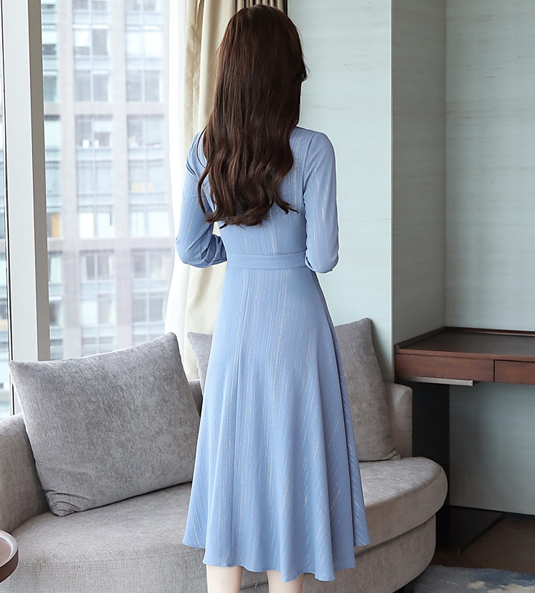 ชุดเดรสสั้นสีเทาอมฟ้า คอวีผูกโบว์ แขนยาว กระโปรงสั้นคลุมเข่าทรงบาน ผ้าชีฟองแต่งกากเพชรเลื่อมเงิน แนวเรียบๆ ดูดีใส่ได้หลายโอกาส