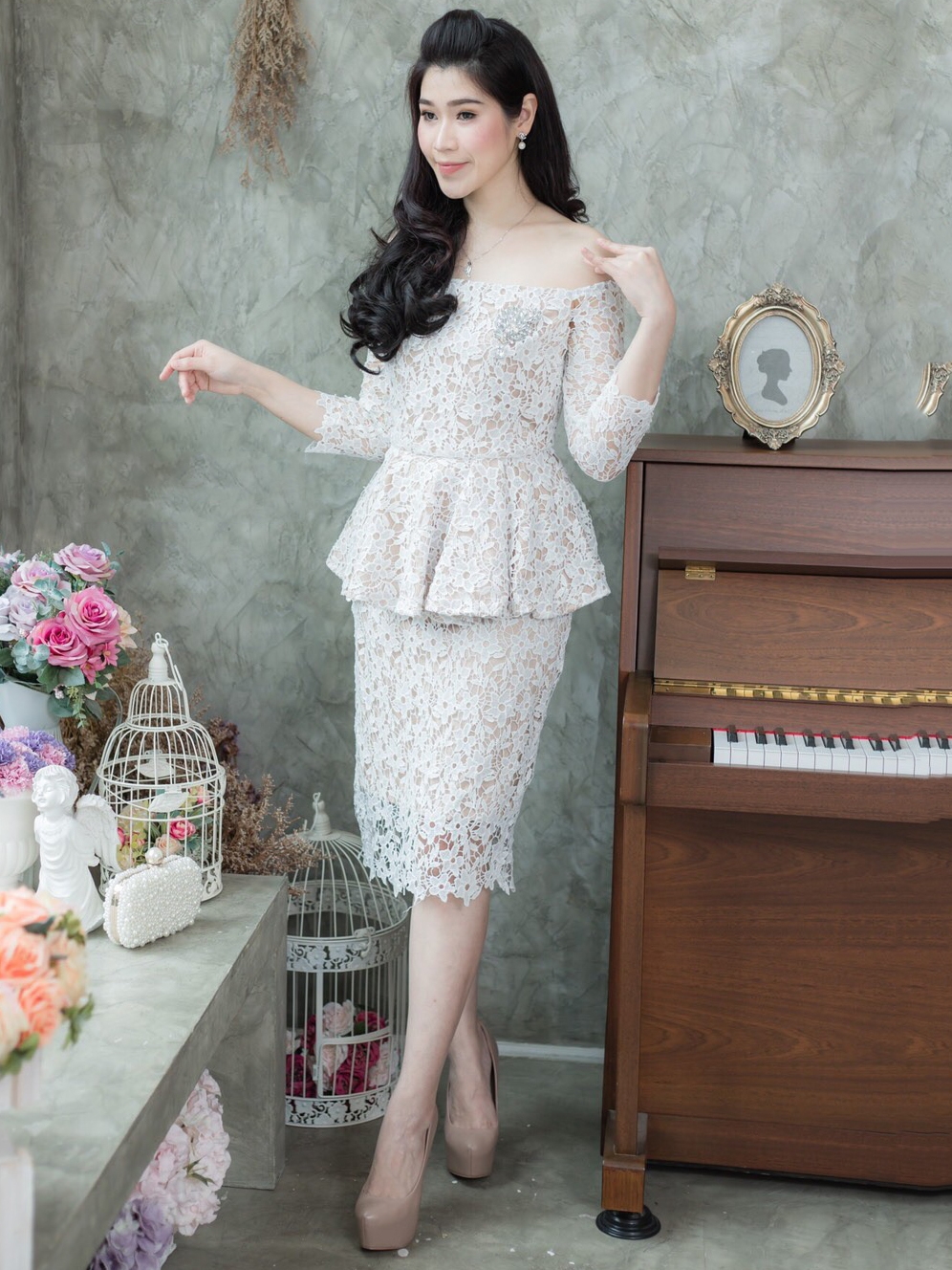 ชุดเดรสสั้นสีขาว ผ้าลูกไม้ ทรงเข้ารูป เปิดไหล่ เหมาะเป็น ชุดออกงานผู้ใหญ่ ชุดผู้ใหญ่ไปงานแต่งงาน ชุดแม่เจ้าสาว ชุดแม่เจ้าบ่าว ชุดงานหมั้น ชุดงานบวช ชุดผู้ใหญ่ไปงานแต่งกลางวัน ชุดเดรสผู้ใหญ่ ชุดไปงานแต่ง ชุดราตรี เรียบหรูดูแพง