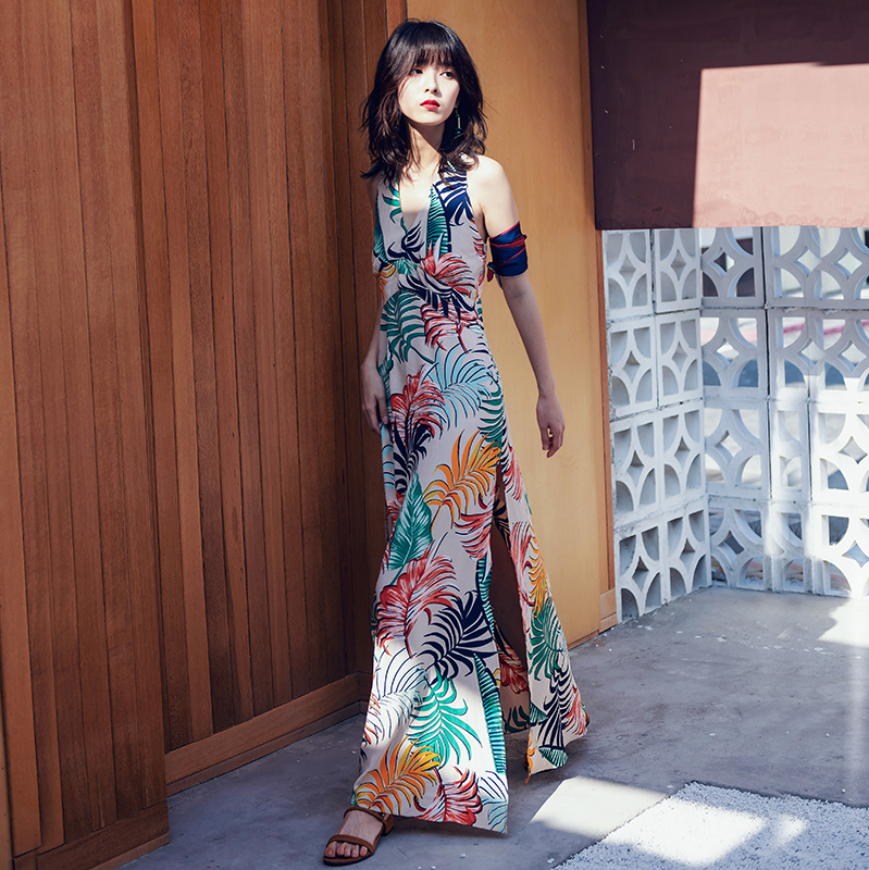 ชุดเที่ยวทะเล เดรสยาวสีครีมลายดอกไม้ ไขว้หลัง ลุคสวยๆ ชิคๆ