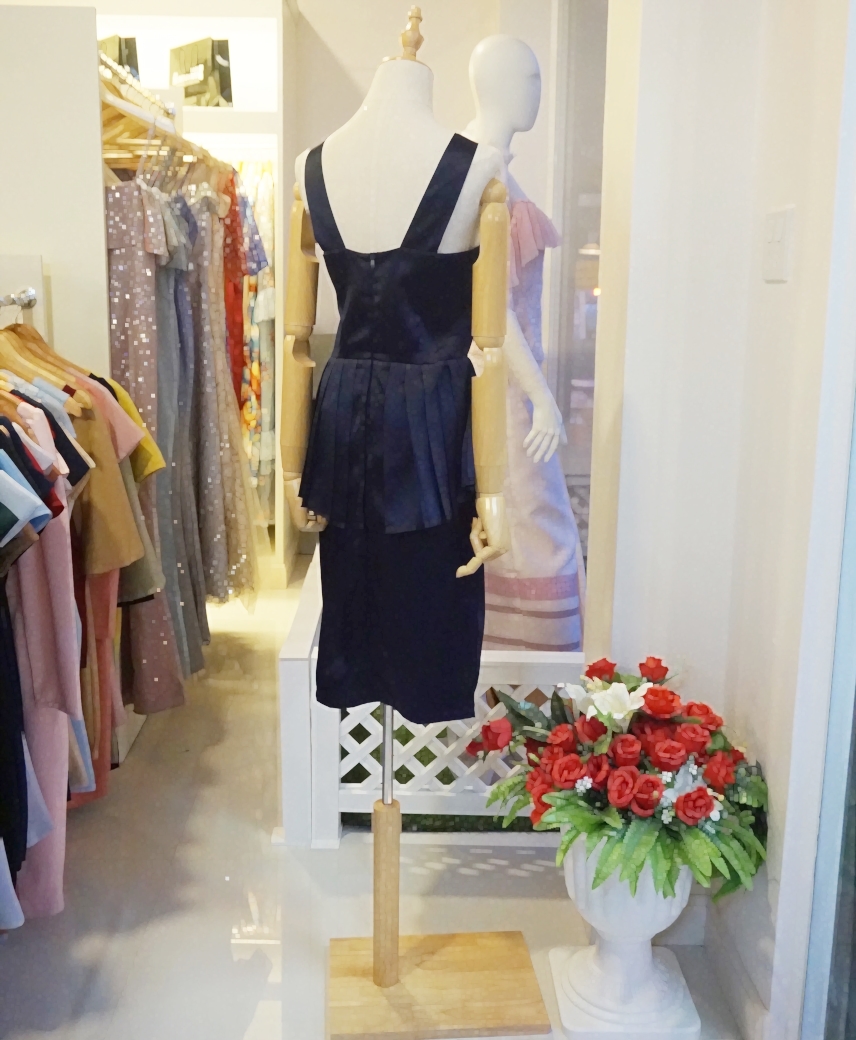 ชุดเดรสสั้นสีน้ำเงินกรมท่า เข้ารูป แขนกุดเว้าไหล่ เอวระบาย