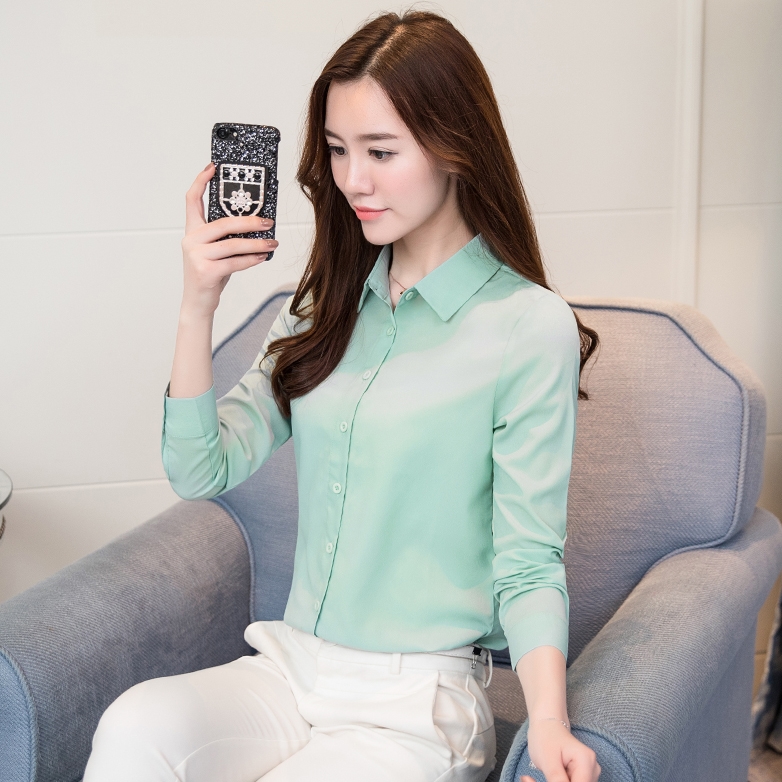 เสื้อเชิ้ตผู้หญิงสีเขียว แขนยาว แต่งกระดุมหน้า