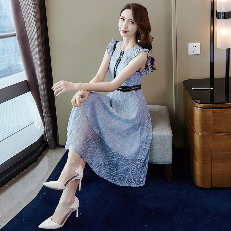 ชุดเดรสสั้นสีฟ้าเทา ผ้าลูกไม้ แนวสวยหวาน เรียบหรู