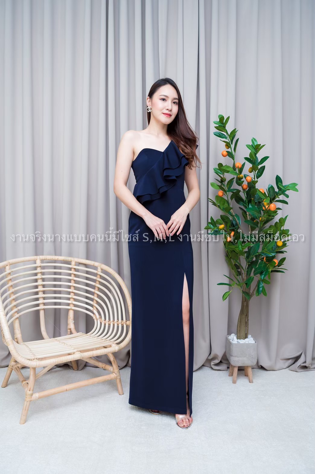 ชุดออกงานสีน้ำเงินกรมท่า ไหล่เฉียงข้างเดียวแต่งระบาย แนวเรียบหรู สวย ดูแพง ใส่ออกงานราตรี งานแต่งงาน ธีมเพื่อนเจ้าสาว งานกลางคืน