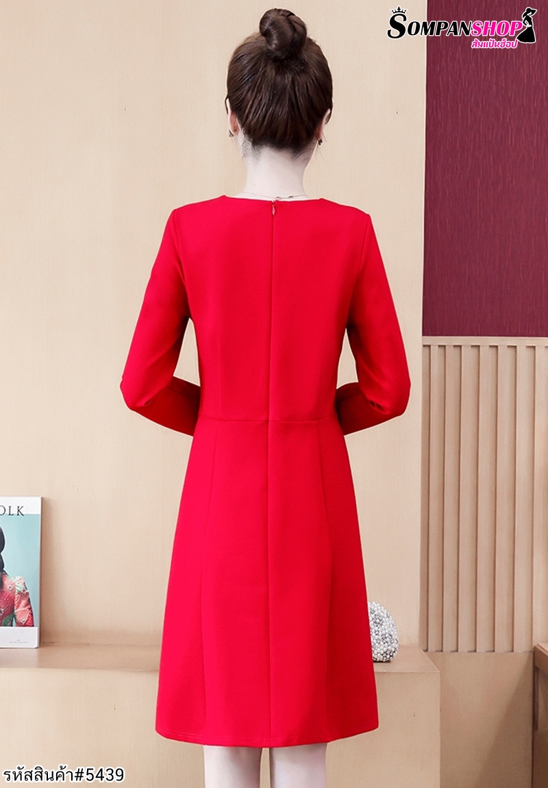 ชุดเดรสสั้นสีแดง คอปักมุก แขนยาว แนวเรียบร้อย สวยหรู ดูดี