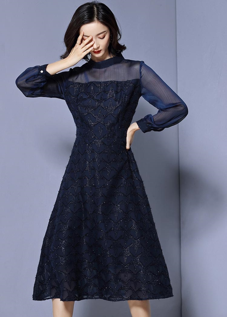 ชุดเดรสสั้นสีน้ำเงินกรมท่า ช่วงไหล่-แขนแต่งซีทรู กระโปรงสั้นทรงเอ ผ้าชีฟองอัดลาย