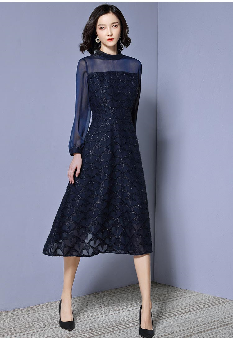 ชุดเดรสสั้นสีน้ำเงินกรมท่า ช่วงไหล่-แขนแต่งซีทรู กระโปรงสั้นทรงเอ ผ้าชีฟองอัดลาย