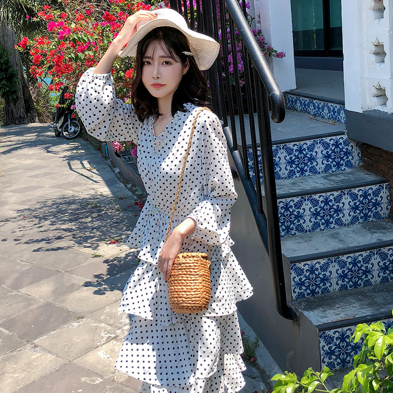 ชุดเทียวทะเล เดรสยาวสีครีม คอวีป้ายระบาย แขนยาว กระโปรงระบายเป็นชั้นๆ น่ารัก กรุบกริบสุดๆ