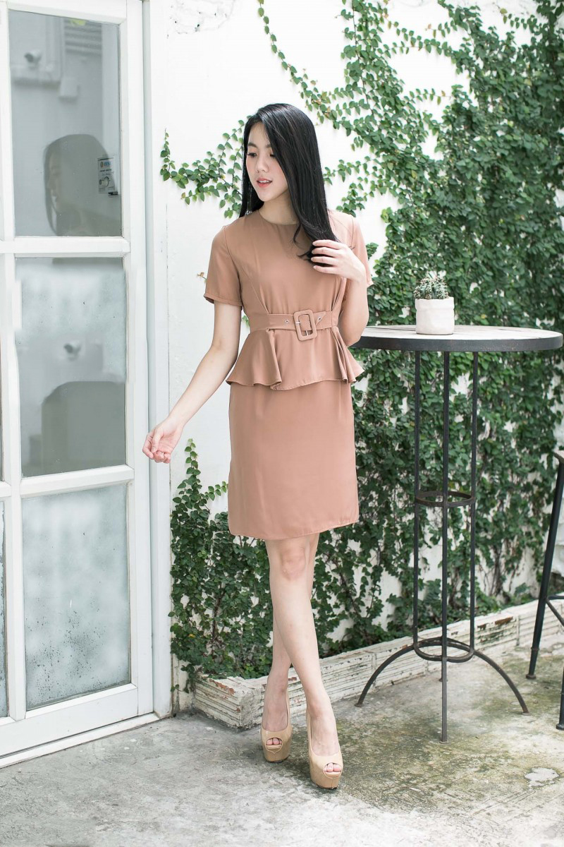 ชุดเดรสสั้นสีน้ำตาล ทรงเข้ารูป เอวระบาย กระโปรงทรงเอ เรียบๆ สวยดูดี สไตล์สาวออฟฟิศ