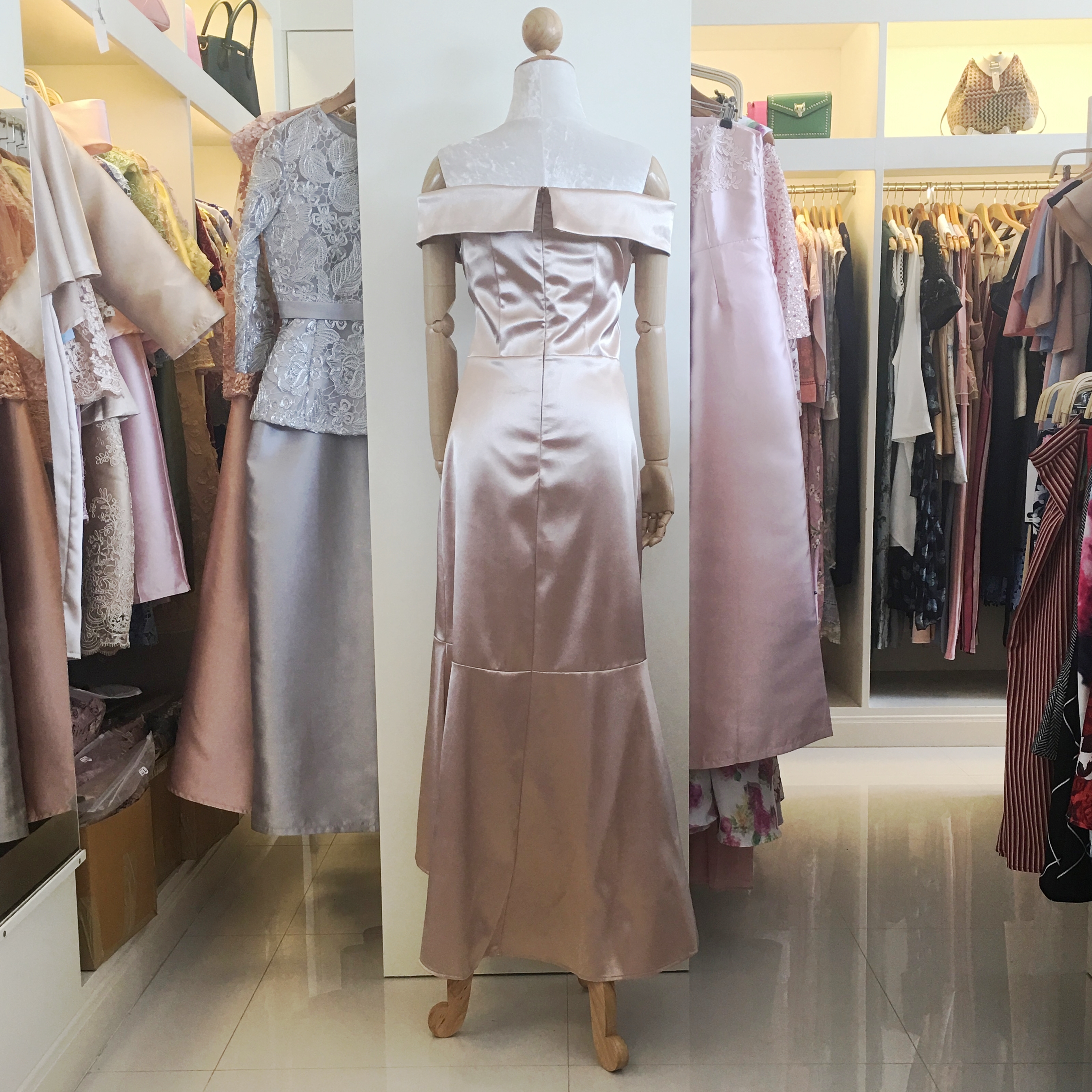 ชุดออกงานราตรีสีทอง เปิดไหล่ กระโปรงหน้าสั้น-หลังยาว