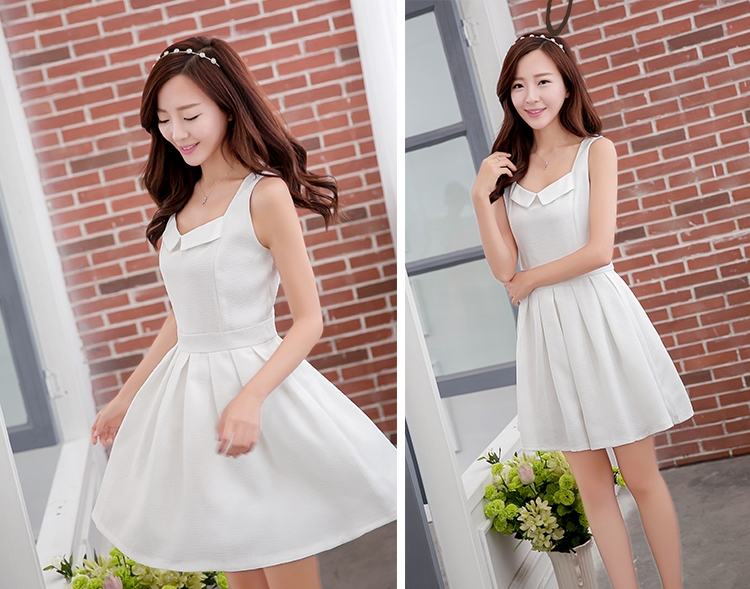 ชุดเดรสสั้นสีขาว คอเหลี่ยม แขนกุด กระโปรงจีบทวิส แนววินเทจ