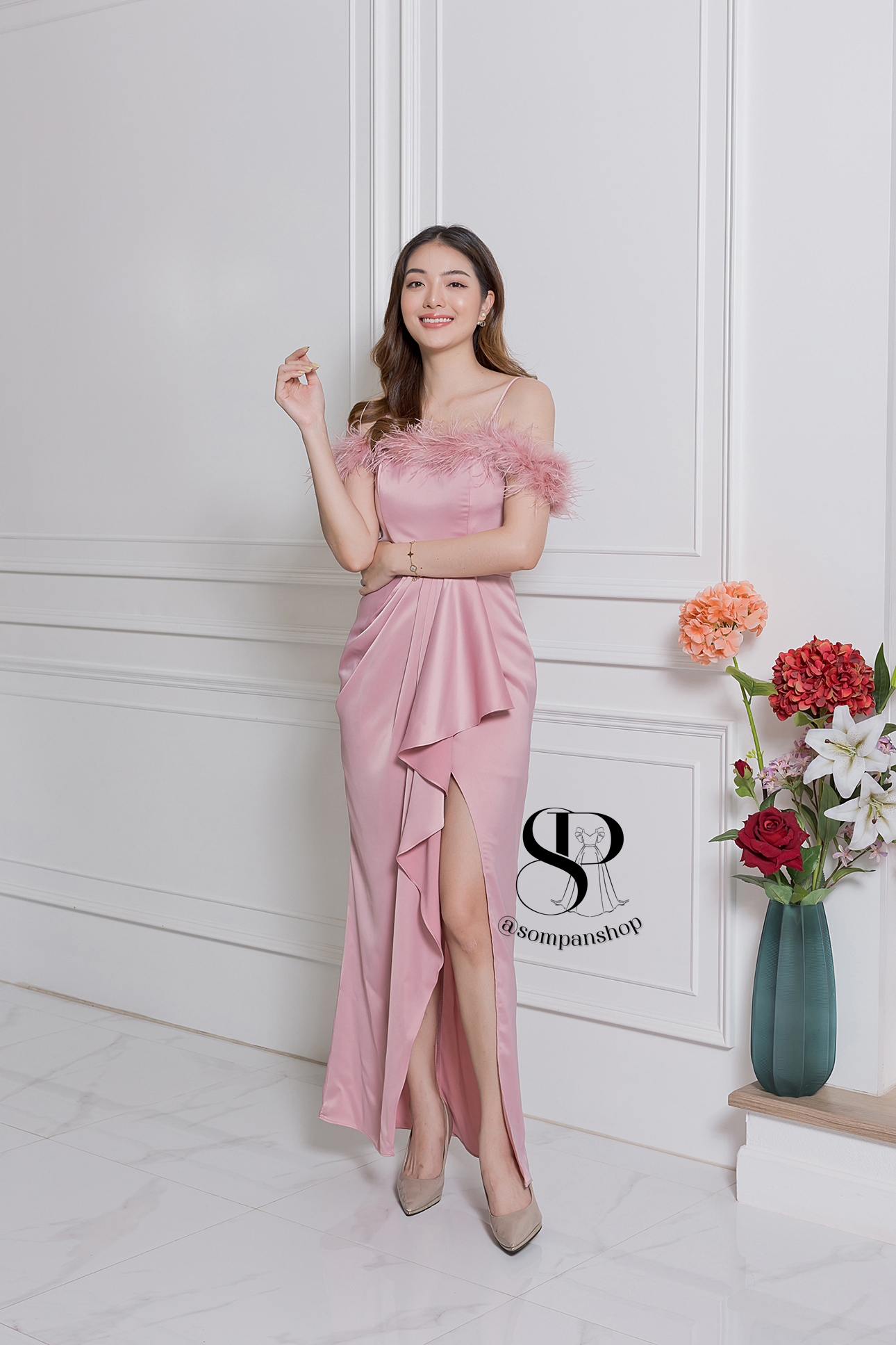 ชุดราตรียาวสีชมพู ทรงปาดไหล่ แต่งขนนก เหมาะสำหรับใส่เป็นชุดราตรี ชุดไปงานแต่งงาน ชุดเพื่อนเจ้าสาว ชุดไปงานเลี้ยงต่างๆ