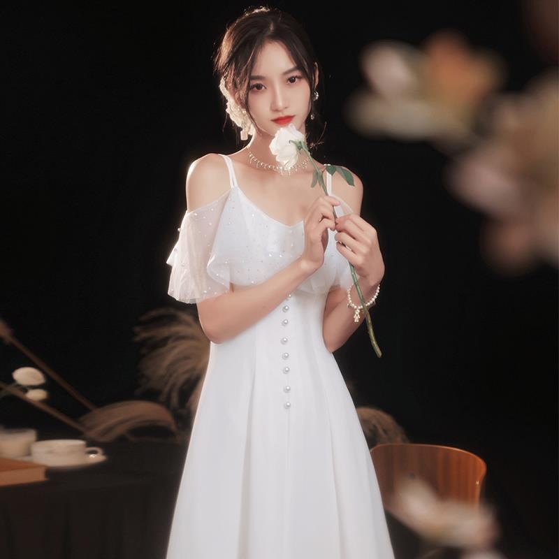 ชุดเดรสออกงานสีขาวสไตล์มินิมอล