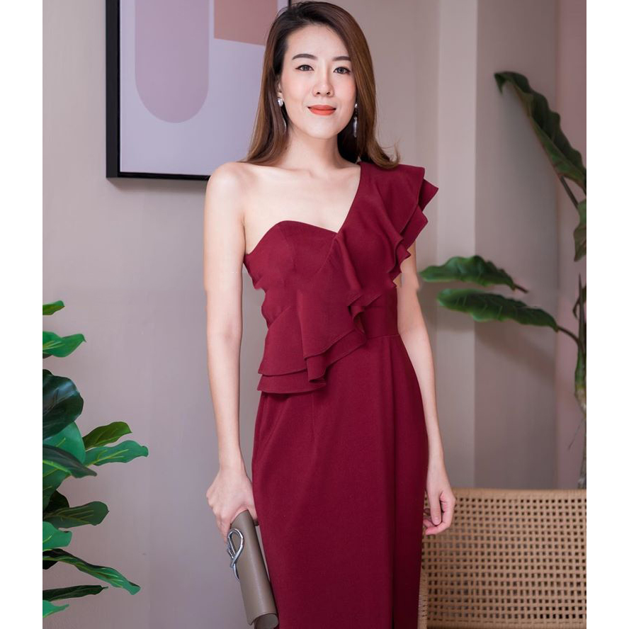 ชุดเดรสสีแดงไหล่เฉียงแระบายทรงเข้ารูป เรียบหรู สวยหรู ชุดราตรี ชุดไปงานแต่ง ชุดออกงาน