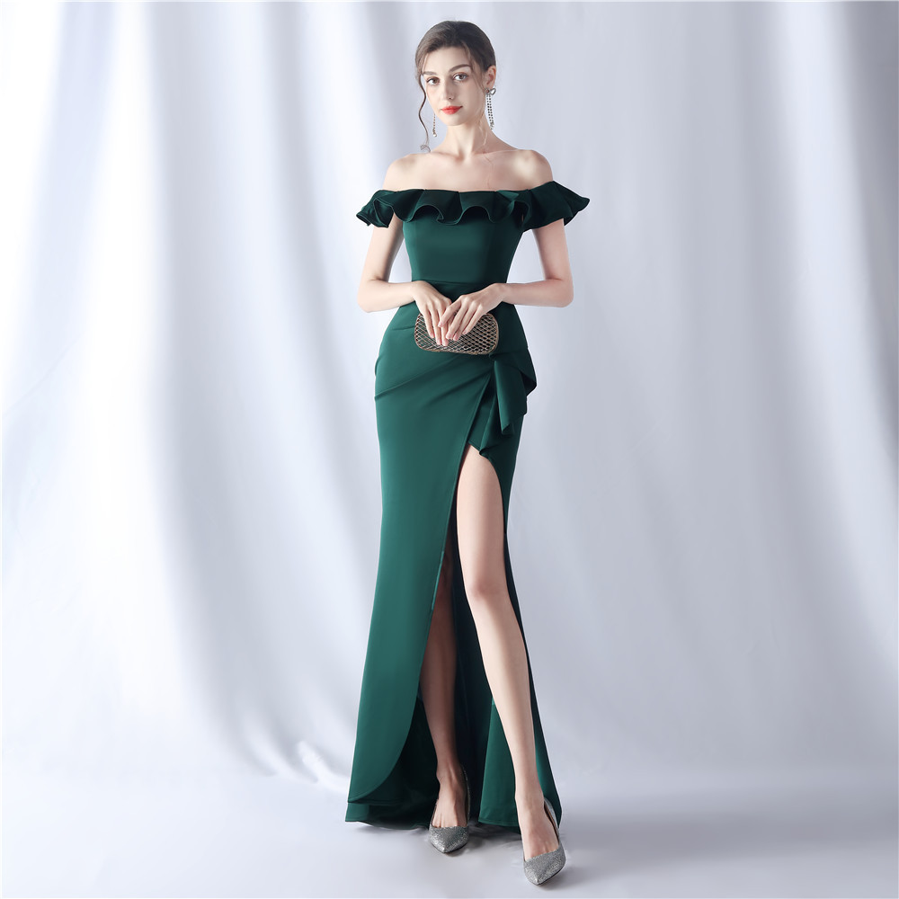 ชุดราตรียาวสีเขียวเรียบหรูดูแพง ทรงเปิดไหล่ระบาย เอวระบาย กระโปรงผ่าหน้าทรงหางปลา เหมาะสำหรับใส่เป็นชุดราตรีออกงานกลางคืน ชุดไปงานแต่งงานกลางคืน ชุดไปงานกาล่าดินเนอร์