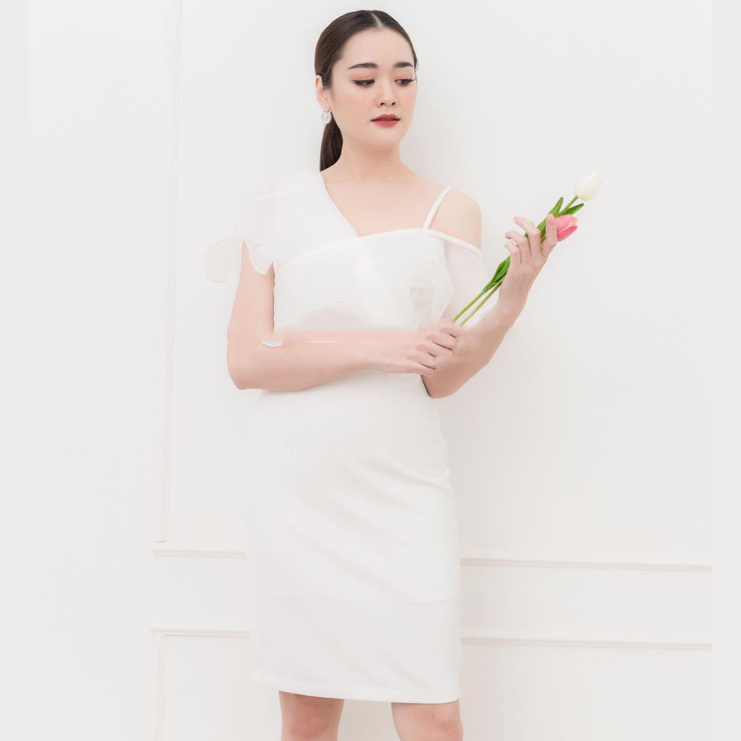 ชุดไปงานแต่งงานสีขาว เดรสสั้นแต่งระบายผ้าไหมแก้ว แบบน่ารัก สวยๆ เรียบหรูดูแพง ชุดราตรี ชุดไปงานแต่งงาน ชุดออกงาน