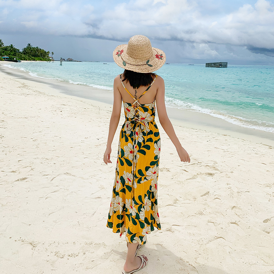 ชุดเดรสยาวลายดอกไม้สีเหลือง สายเดี่ยว แฟชั่นชุดไปเที่ยวทะเลสวยๆ ใส่เดินเล่นริมทะเล ใส่ถ่ายรูป