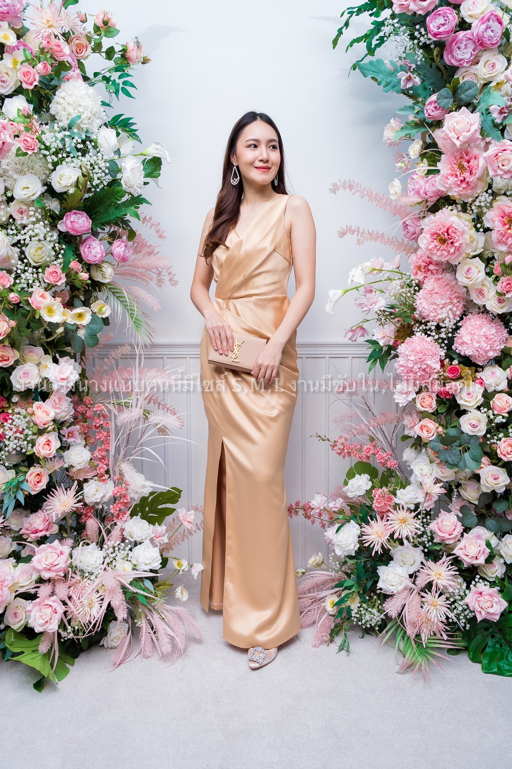 ชุดไปงานแต่งงานสีทอง สายเดี่ยว เอวจีบข้าง แนวเรียบหรู สวยดูดี ใส่ไปงานแต่งงาน ชุดออกงาน ชุดราตรี