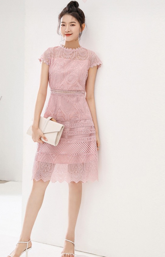 ชุดเดรสลูกไม้สีชมพู แนวเรียบหรู สวยหวาน น่ารักๆ สไตล์คุณหนู