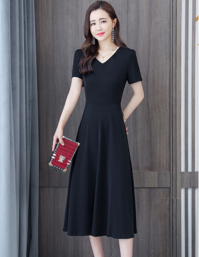 ชุดเดรสสั้นสีดำแนวเรียบๆ แขนสั้น คอวี สวยดูดี สุภาพ เรียบร้อย