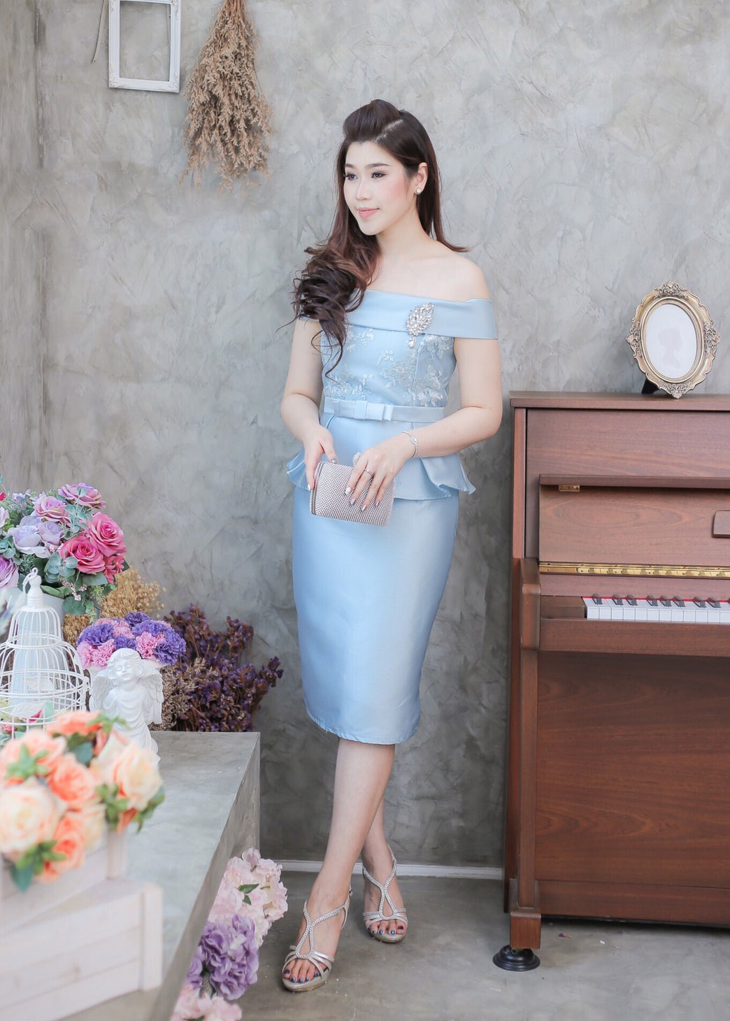 ชุดออกงาน/ชุดไปงานแต่งงานสีฟ้า เปิดไหล่ ทรงเข้ารูป ลุคเรียบหรู สวยสง่า