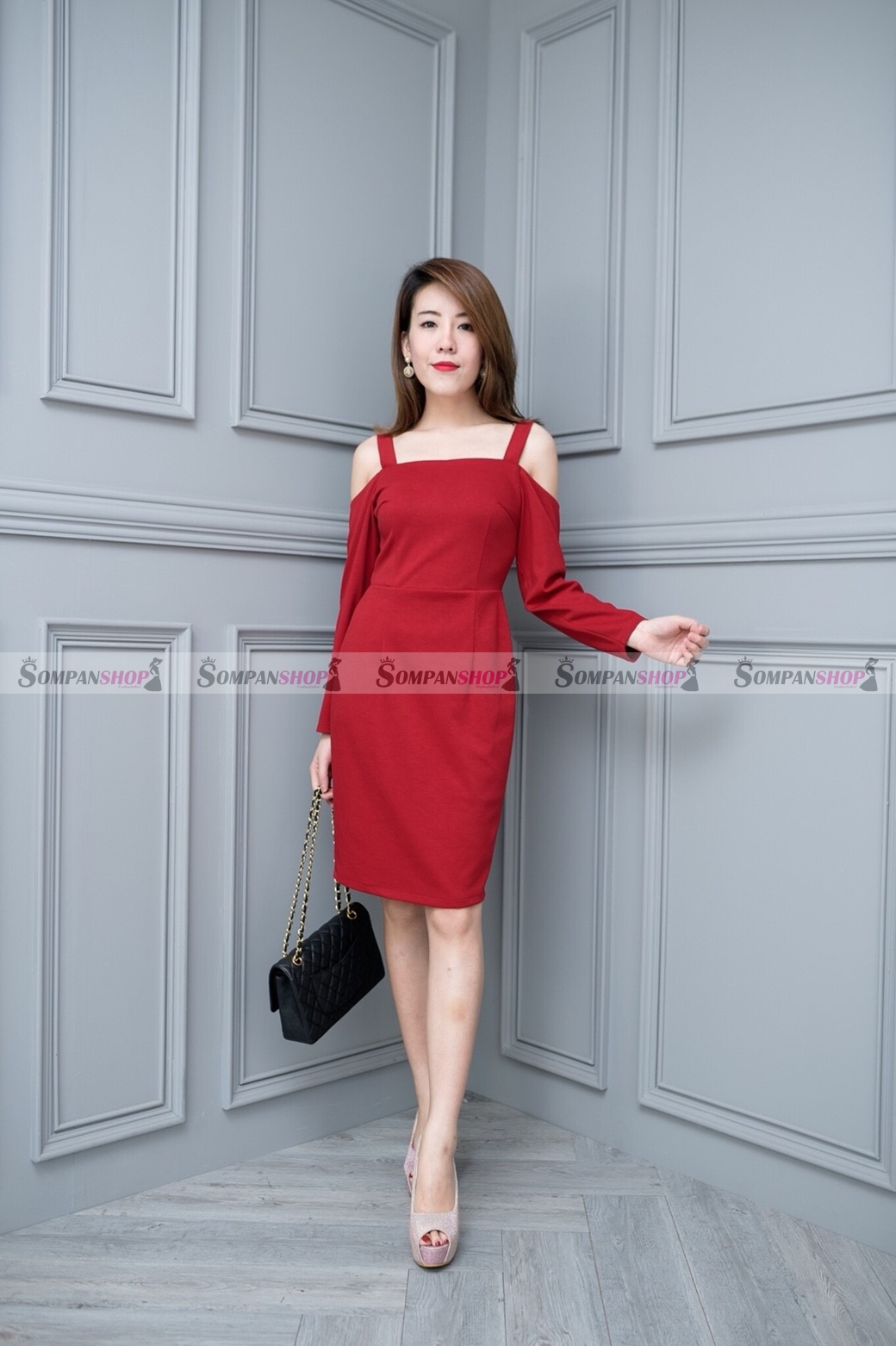 ชุดเดรสสั้นสีแดง ทรงเข้ารูป แขนยาว โชว์ไหล่สุดน่ารัก