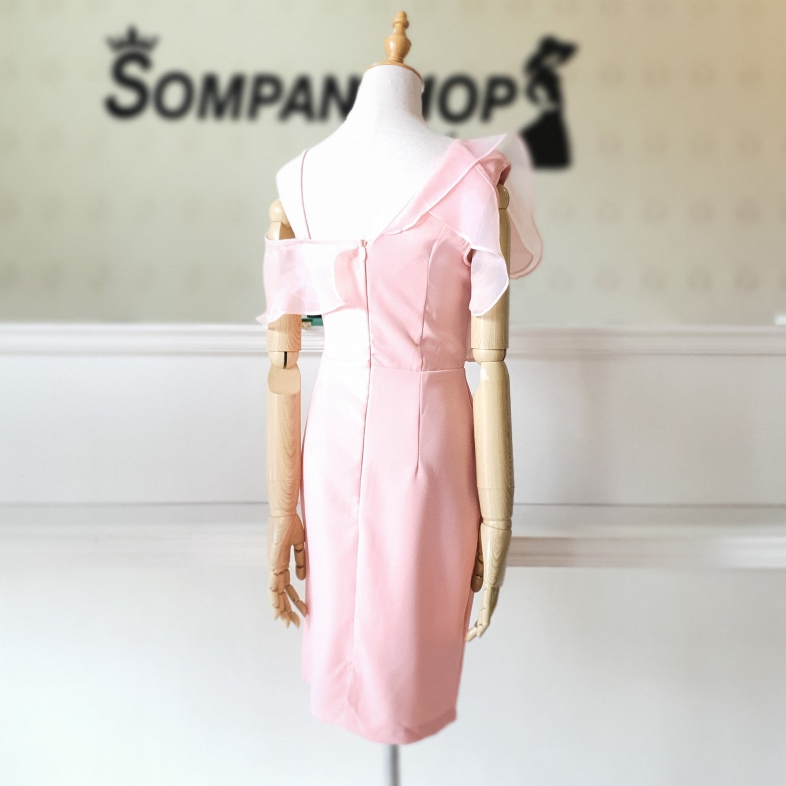 ชุดไปงานแต่งงานสีชมพูโอรส เดรสสั้นแต่งระบายผ้าไหมแก้ว แบบน่ารัก สวยๆ เรียบหรูดูแพง ชุดราตรี ชุดไปงานแต่งงาน ชุดออกงาน