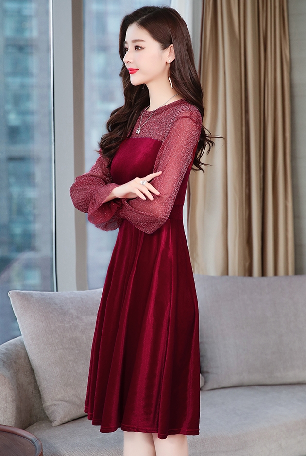 ชุดเดรสสั้นสีแดง ผ้ากำมะหยี ช่วงไหล่-แขนเป็นผ้าซีทรูแต่งกากเพชร กระโปรงสั้นทรงบาน