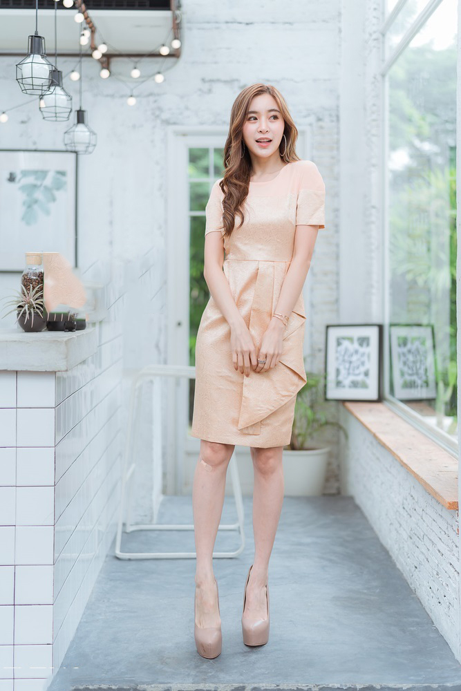 ชุดเดรสสั้นสีทอง ทรงเอเข้ารูป แขนสั้น เอวแต่งจีบระบาย