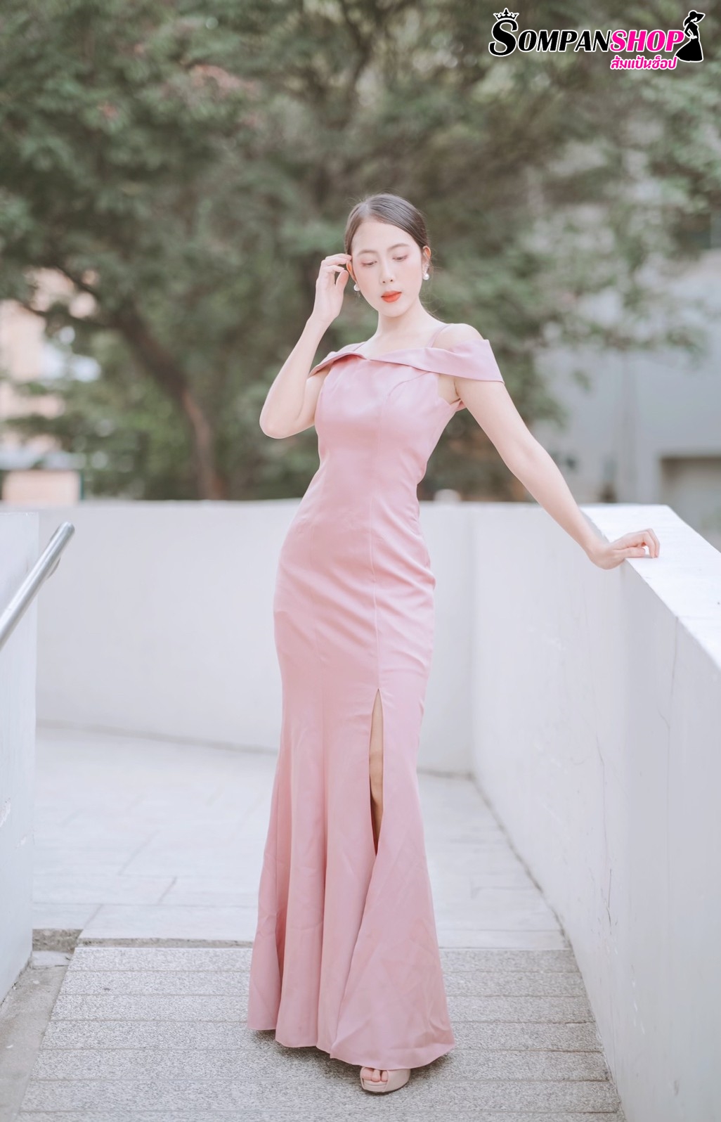 ชุดราตรี ชุดออกงาน ชุดไปงานแต่งงานสีชมพู เดรสยาวทรงสายเดี่ยวเปิดไหล่ แนวเรียบหรู สวยหรูดูแพง