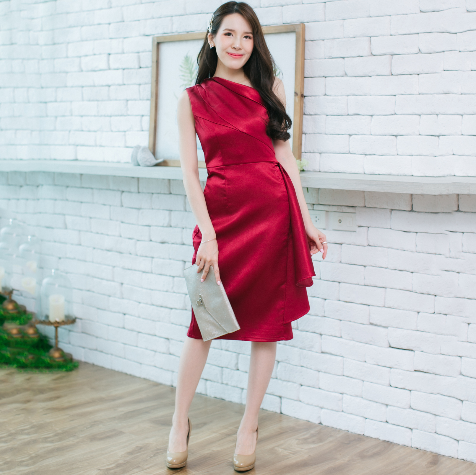 ชุดราตรี ชุดออกงาน ชุดไปงานแต่งสีแดง ไหล่เฉียงข้าง เอวจีบระบาย กระโปรงทรงดินสอ เรียบหรู สวยดูแพง