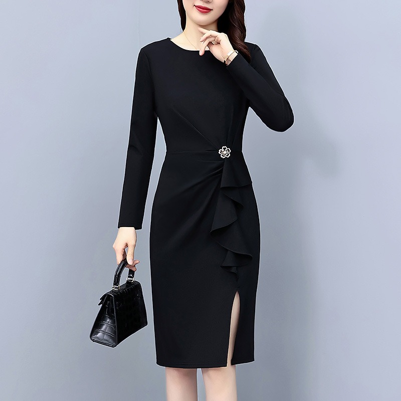 พร้อมส่ง !! ชุดเดรสสั้นสีดำ แขนยาว ทรงเข้ารูป เอวแต่งจีบระบาย กระโปรงคลุมเข่า แถมฟรีเข็มกลัด แนวเรียบร้อย สวยดูดี ดูสุภาพ