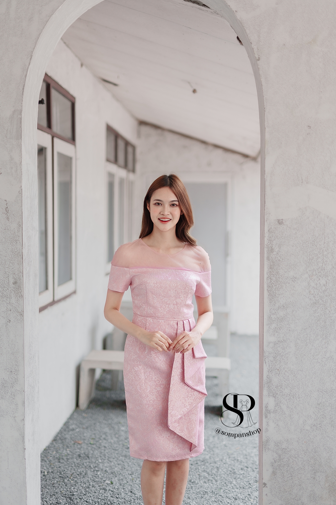 ชุดเดรสออกงานสีชมพู ทรงเข้ารูป ผ้าอัดลาย ช่วงไหล่ซีทรู เอวแต่งจีบ ทรงเข้ารูป เรียบหรู สวย ดูดี ใส่เป็นชุดราตรี ชุดออกงาน ชุดไปงานแต่งงาน กลางวัน กลางคืน