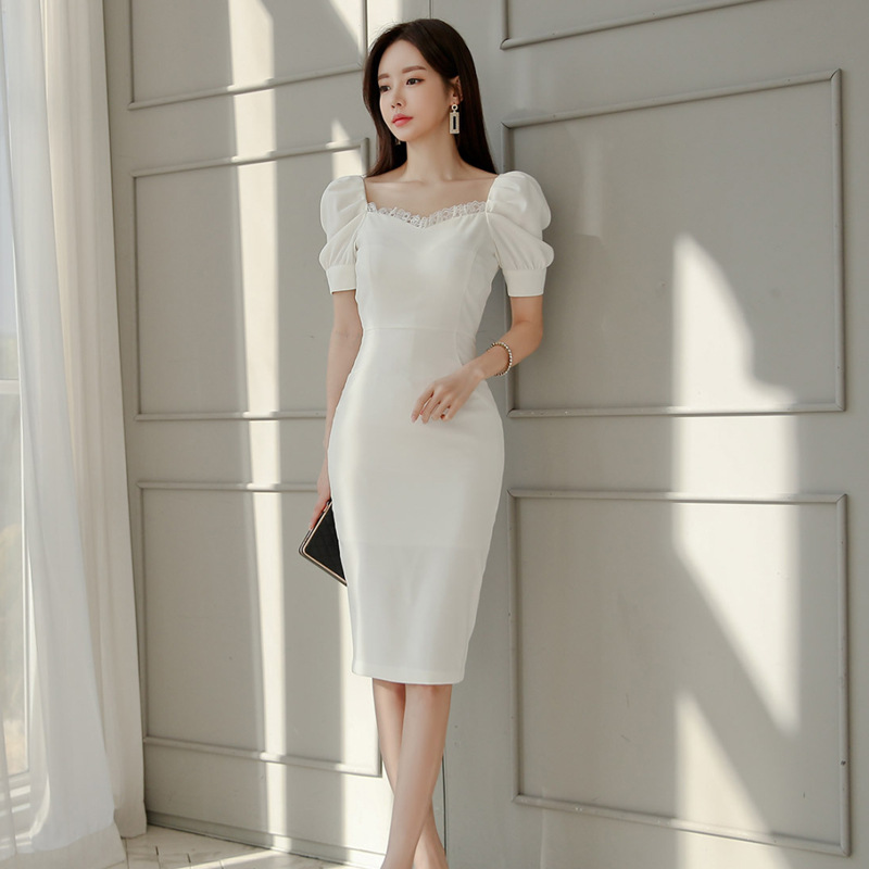 ชุดเดรสออกงานสีขาว ทรงเข้ารูป แขนสั้น เรียบหรูดูแพง สวยดูดี แบบสวยทันสมัย ใส่ออกงาน งานราตรี ไปงานแต่งกลางคืน