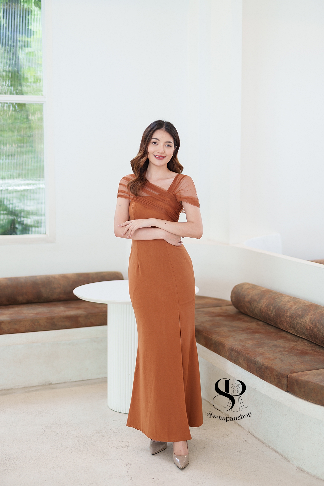 ชุดราตรียาวสีน้ำตาลอิฐ/ส้มอิฐ สไตล์เรียบหรูดูแพง ไหล่แต่งผ้าซีทรู กระโปรงยาวผ่าหน้า เหมาะสำหรับใส่เป็นชุดราตรี ชุดไปงานแต่งงาน ชุดเพื่อนเจ้าสาว ชุดไปงานเลี้ยงต่างๆ