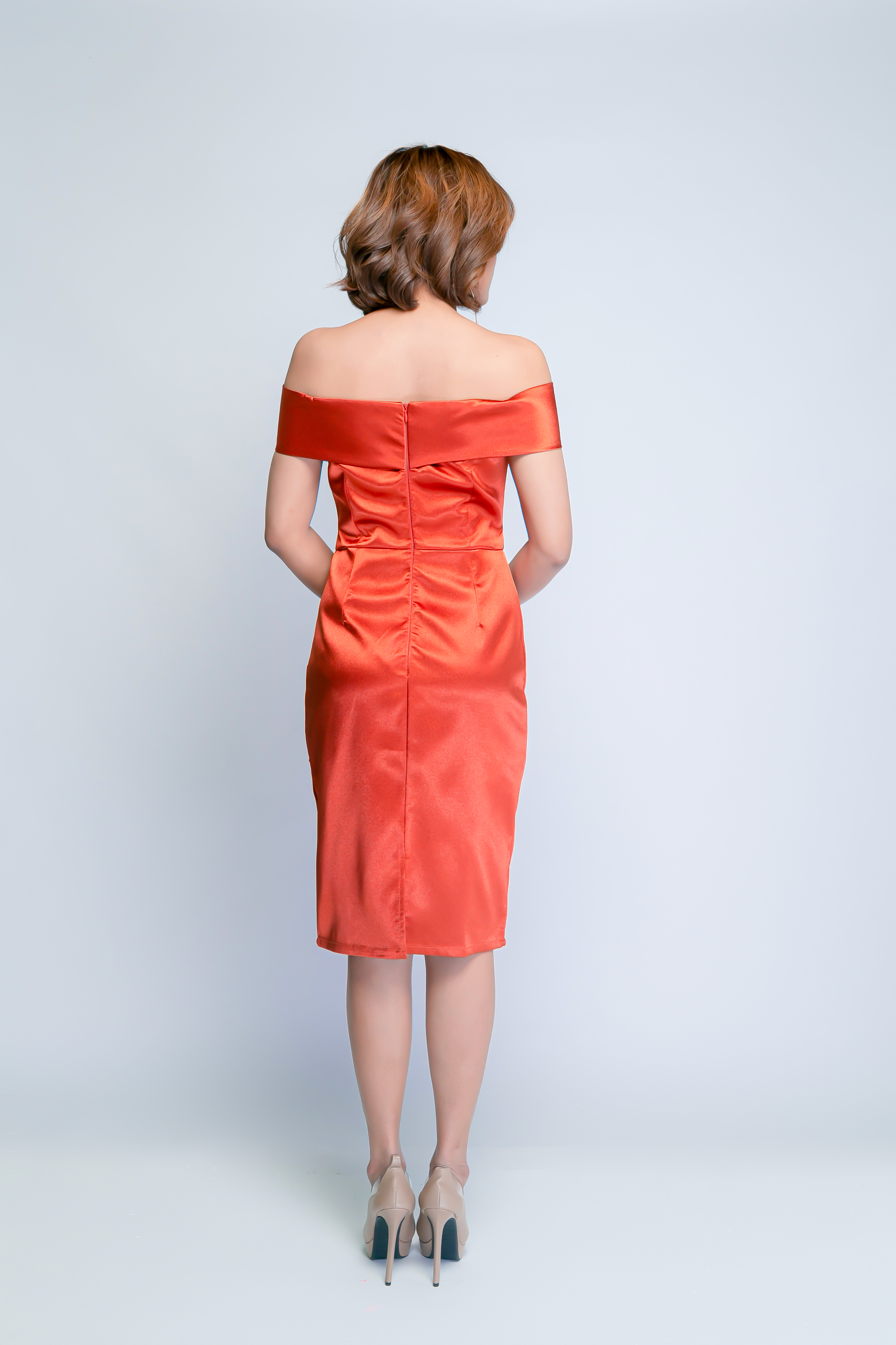 ชุดออกงานราตรี ชุดไปงานแต่งสีส้มอิฐ ทรงเปิดไหล่ปิดต้นแขน เองจีบระยาย กระโปรงสั้นทรงเอ แนวเรียบหรู สวยสง่า