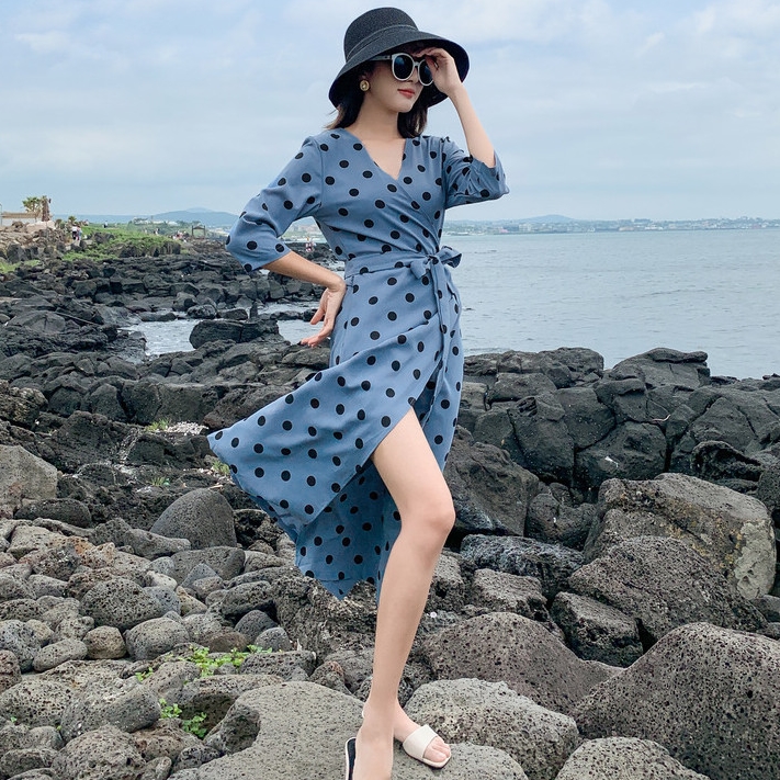 ชุดไปเที่ยวทะเลสวยๆ เดรสยาวลายจุดสีฟ้า