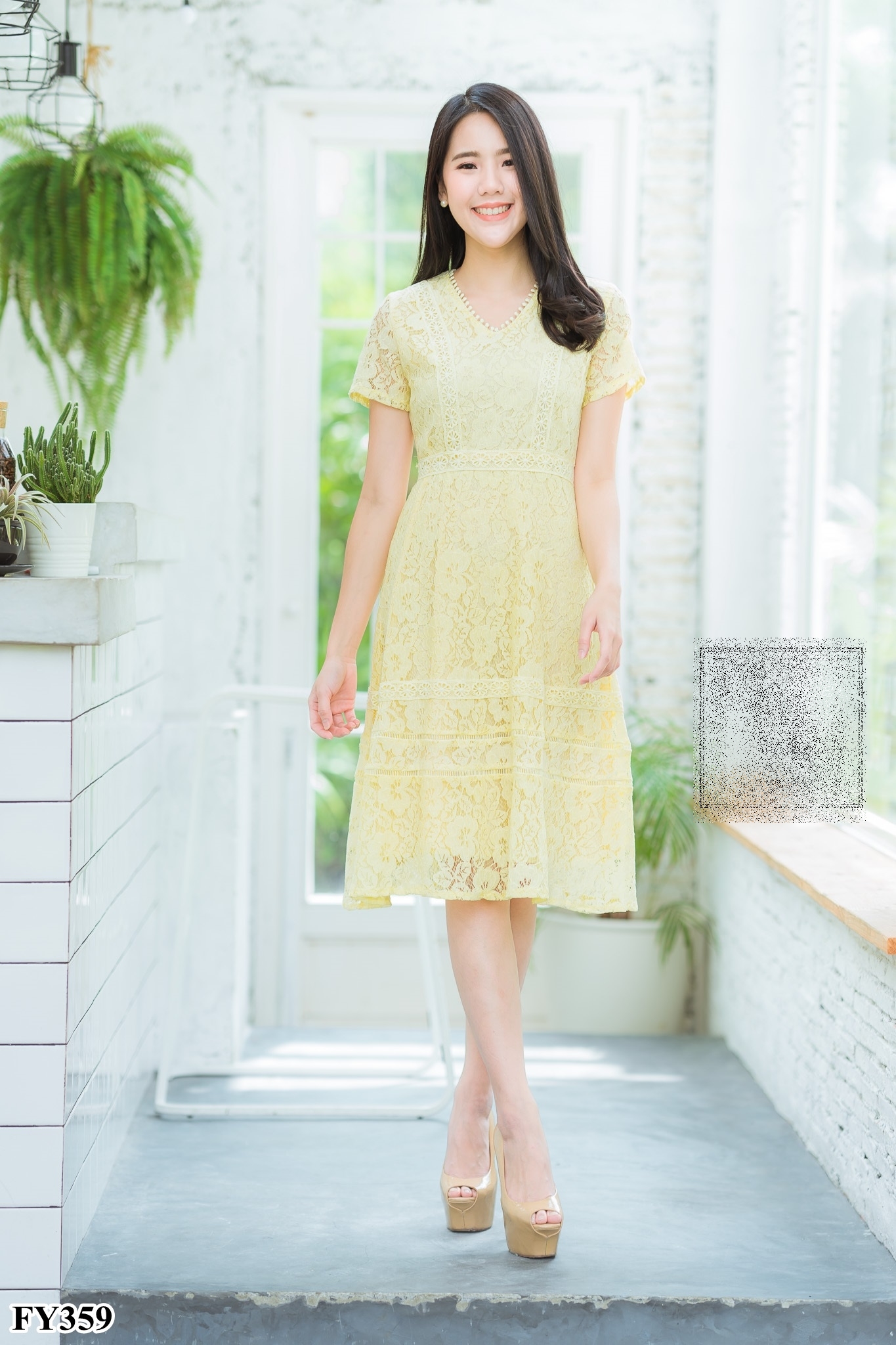 ชุดเดรสสั้นสีเหลือง ผ้าลูกไม้ฉลุ แขนสั้น กระโปรงทรงบาน